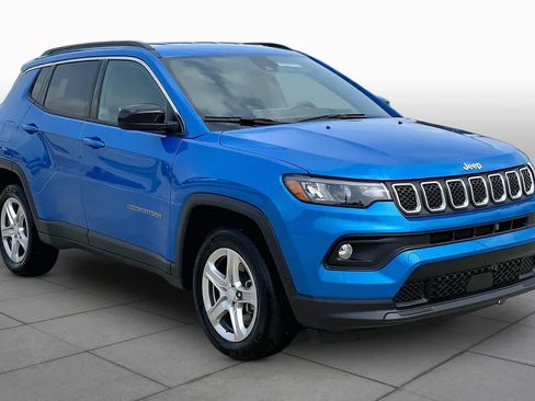 Used 2024 Jeep Compass Latitude AWD/4WD image 3