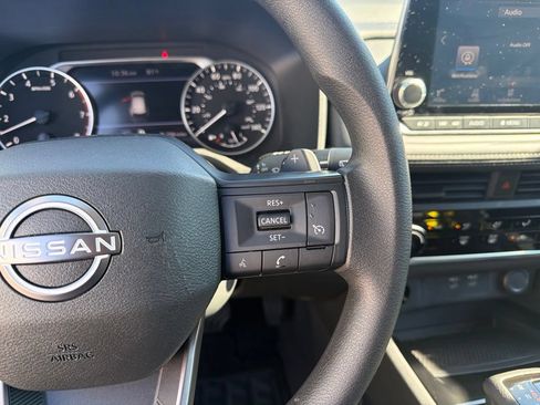 Used 2025 Nissan Rogue S AWD/4WD image 11