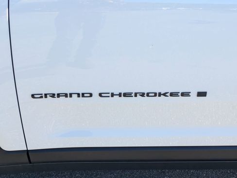 New 2025 Jeep Grand Cherokee 4WD image 31