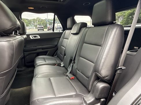 Used 2014 Ford Explorer XLT w/ Equipment Group 202A AWD/4WD image 16