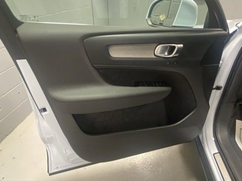 Certified 2025 Volvo XC40 B5 Core image 7