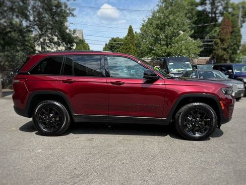 Used 2025 Jeep Grand Cherokee Altitude AWD/4WD image 4