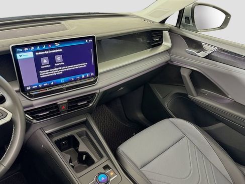 New 2025 Volkswagen Tiguan SE image 23