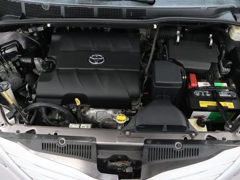 Used 2015 Toyota Sienna Limited Premium image 45