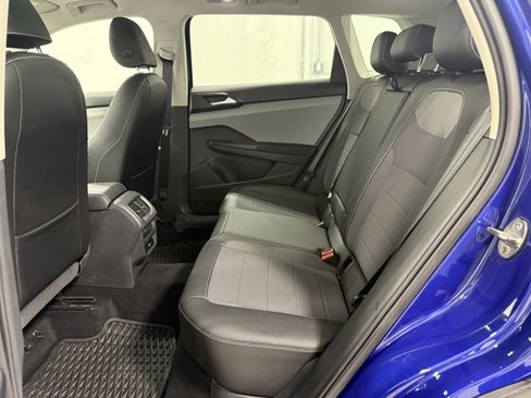 Certified 2022 Volkswagen Taos SE w/ Panoramic Sunroof Package image 11