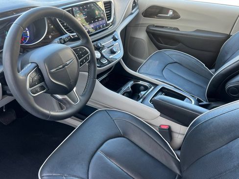 Used 2023 Chrysler Pacifica Limited FWD image 11