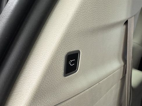 Used 2022 Chrysler Pacifica Touring-L w/ Uconnect Theater Family Group image 21