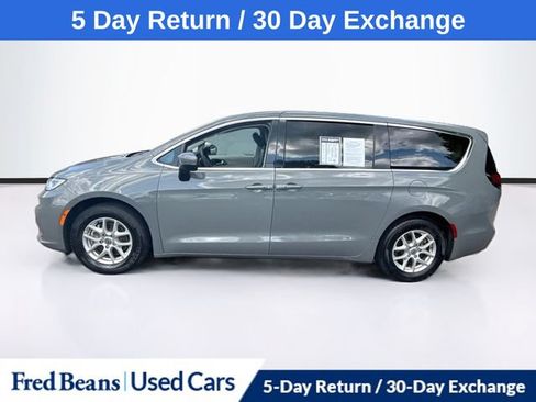 Used 2023 Chrysler Pacifica Touring-L FWD image 5