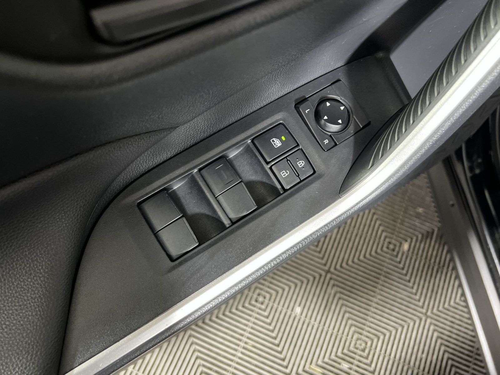 Used 2019 Toyota RAV4 LE w/ All Weather Liner Package AWD/4WD image 15