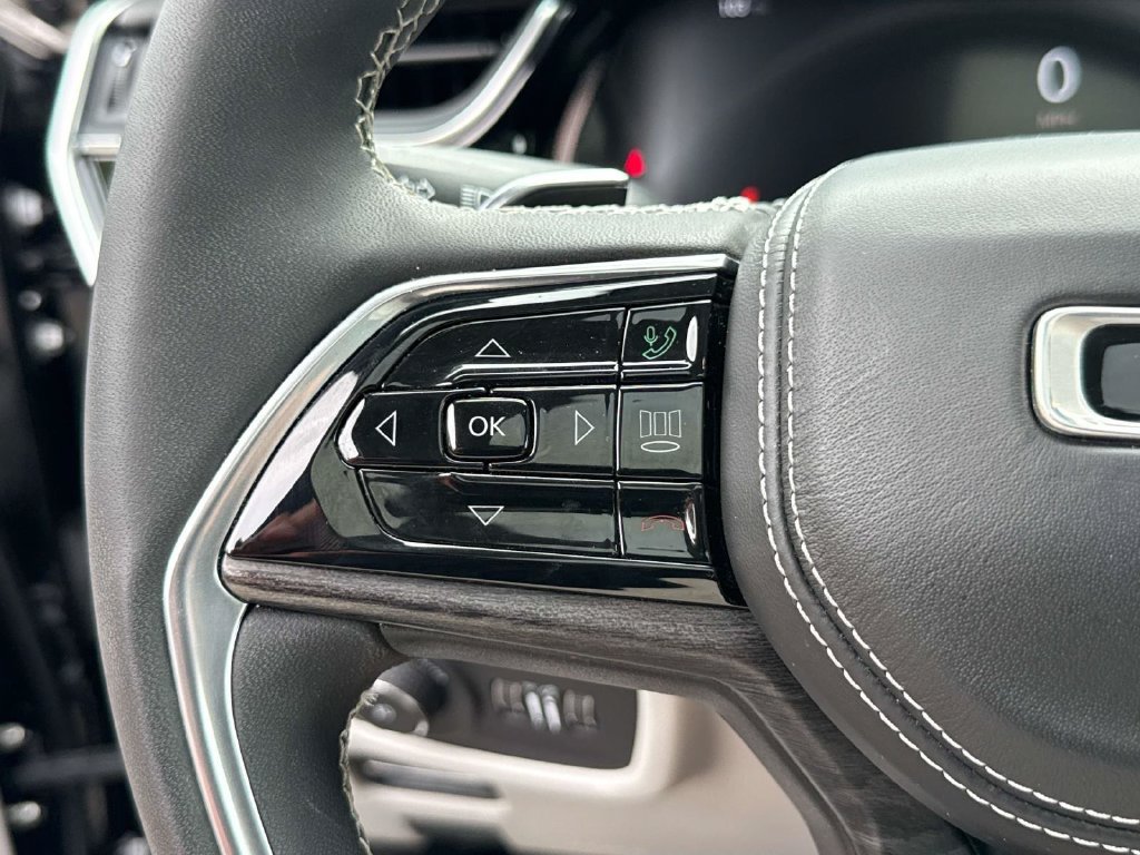 Used 2023 Jeep Grand Cherokee Overland RWD image 26
