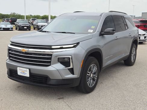 Used 2025 Chevrolet Traverse LT w/ Driver Confidence Package FWD image 7