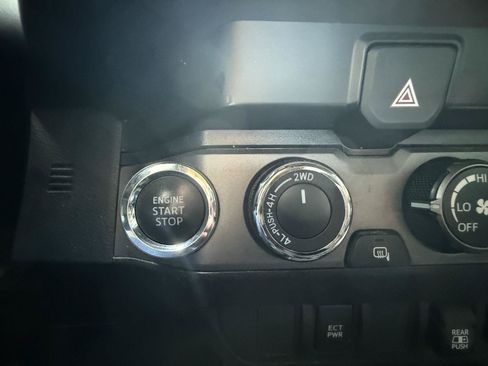 Used 2020 Toyota Tacoma TRD Off-Road AWD/4WD image 7