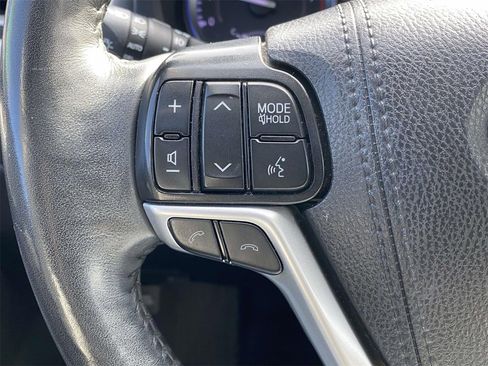 Used 2019 Toyota Highlander AWD V6 image 23