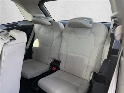 Used 2020 Volvo XC90 T5 Momentum w/ Protection Package Premier image 18