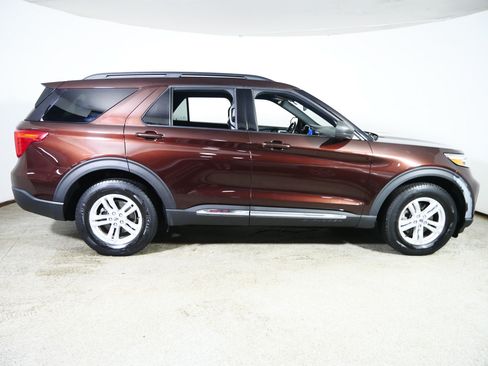 Used 2020 Ford Explorer XLT w/ Equipment Group 202A AWD/4WD image 8