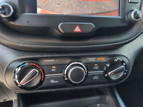 Used 2025 Kia Soul LX w/ LX Technology Package FWD image 17