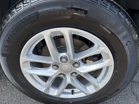 Used 2025 Jeep Grand Cherokee Laredo X image 10