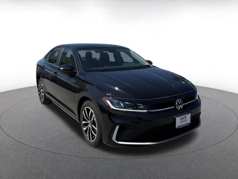 Used 2025 Volkswagen Jetta SE image 3