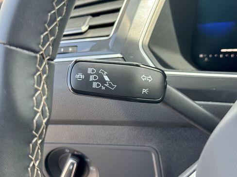 Used 2022 Volkswagen Tiguan SE w/ Panoramic Sunroof Package FWD image 33