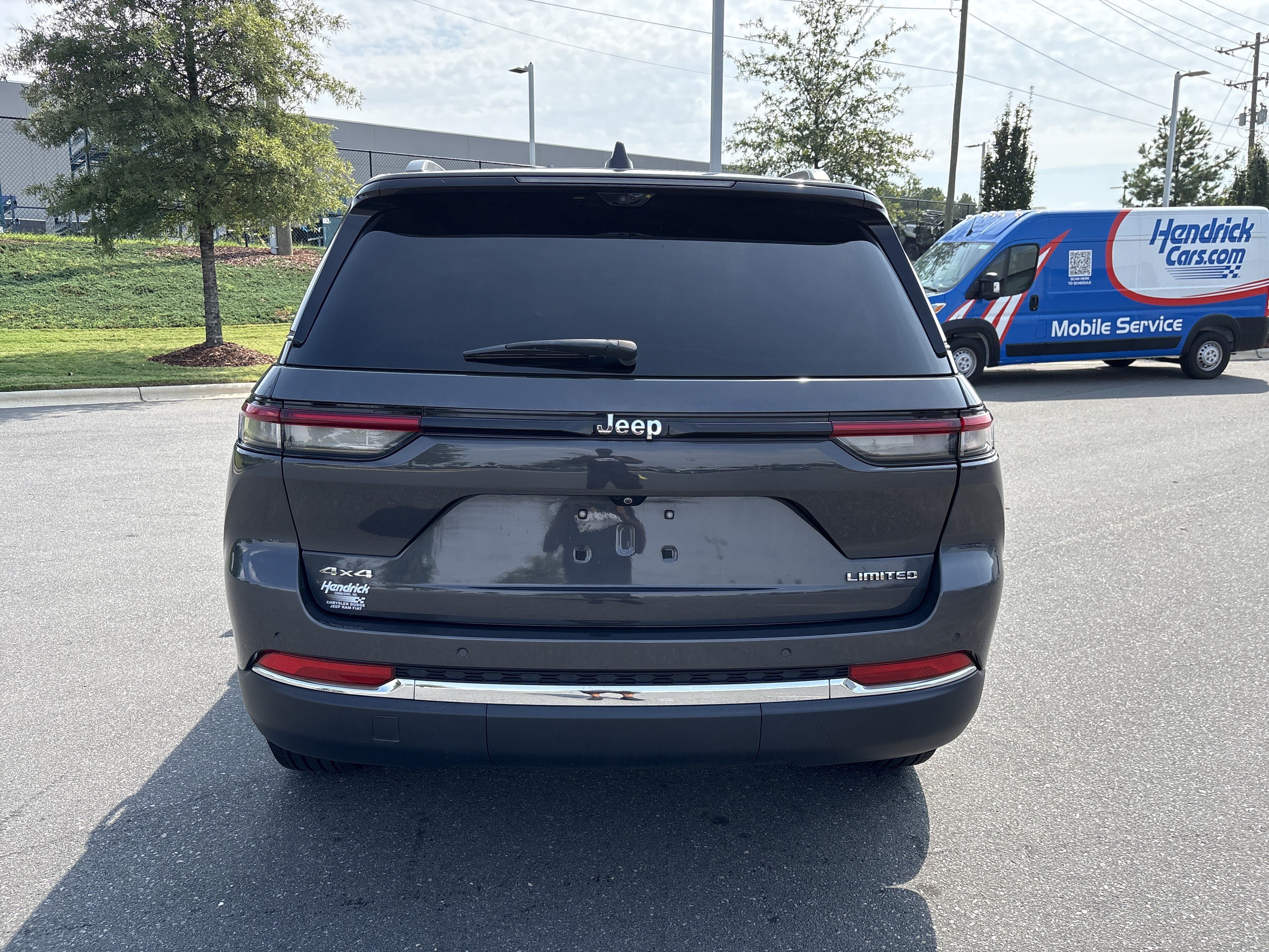 Used 2023 Jeep Grand Cherokee Limited w/ Luxury Tech Group II AWD/4WD image 8