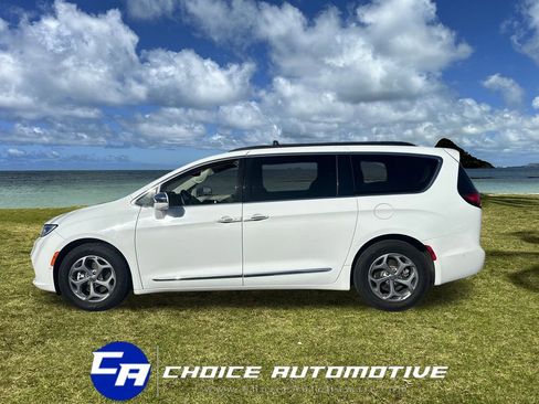 Used 2022 Chrysler Pacifica Limited image 3