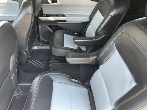 Used 2023 Ford Explorer XLT w/ Equipment Group 202A RWD image 16