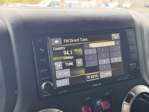 Used 2016 Jeep Wrangler Unlimited Sahara w/ Dual Top Group image 8