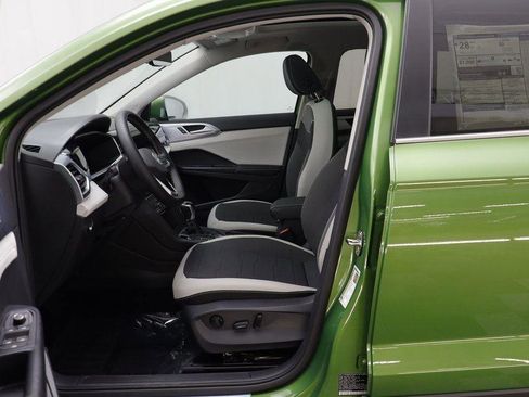New 2025 Volkswagen Taos SE image 6