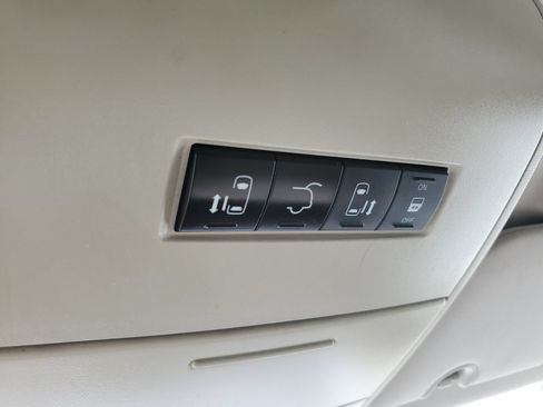 Used 2012 Chrysler Town & Country Touring w/ Entertainment Group #1 FWD image 30