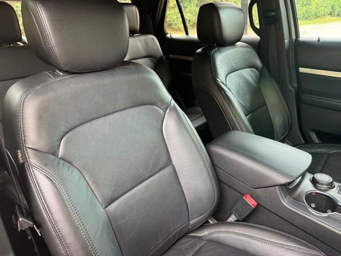 Used 2017 Ford Explorer XLT w/ Equipment Group 202A AWD/4WD image 29
