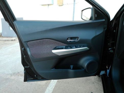 Used 2018 Nissan Kicks SV image 11