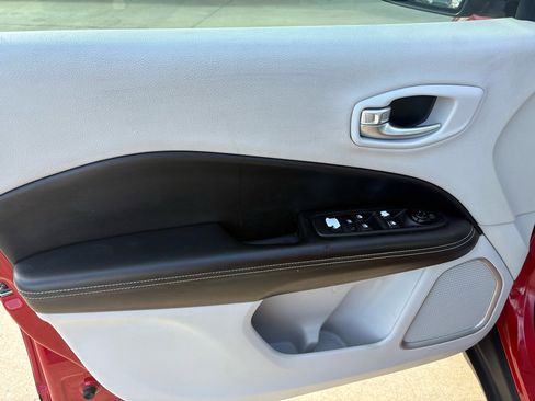 Used 2018 Jeep Compass Latitude image 12