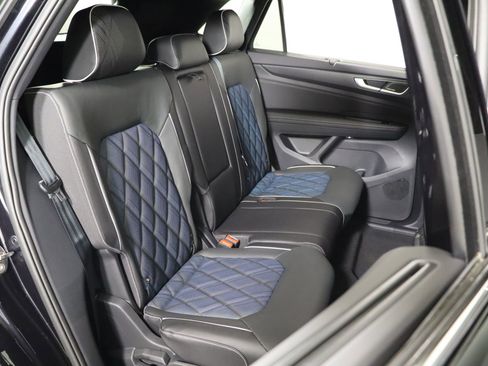 Used 2025 Volkswagen Atlas Cross Sport SEL Premium R-Line image 49