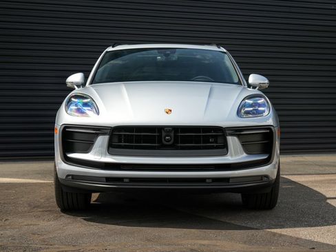 Certified 2026 Porsche Macan AWD/4WD image 6