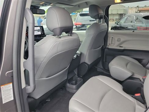 Used 2022 Toyota Sienna XLE image 16