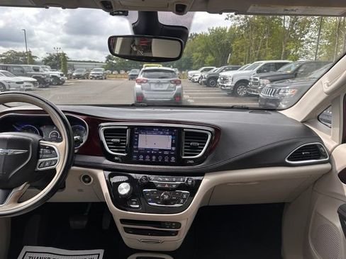 Used 2019 Chrysler Pacifica Limited w/ Tire & Wheel Group FWD image 29