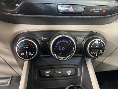 Used 2023 Hyundai Venue SEL FWD image 17
