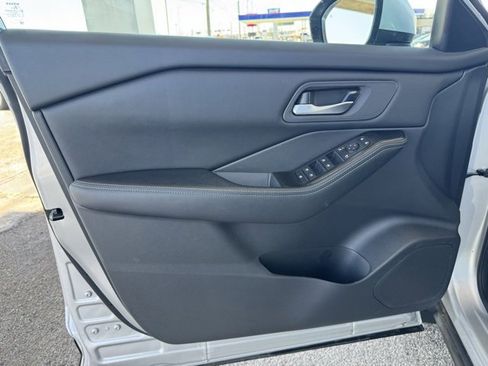 Used 2024 Nissan Rogue SV image 16