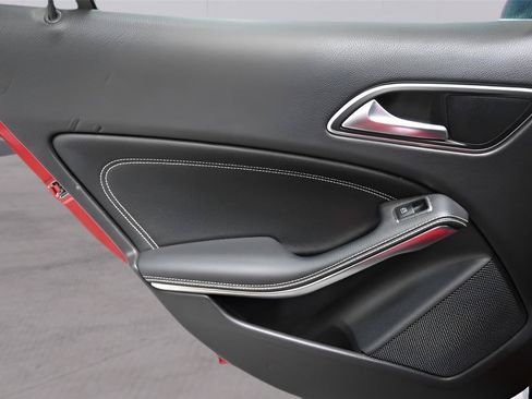 Used 2019 Mercedes-Benz GLA 250 4MATIC image 12
