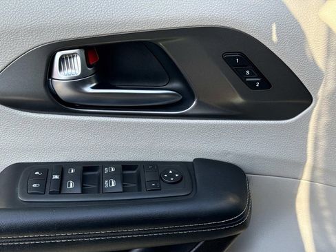 Used 2022 Chrysler Pacifica Touring-L image 21