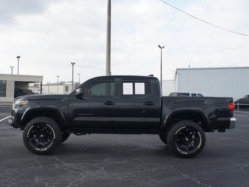 Used 2018 Toyota Tacoma SR5 image 10