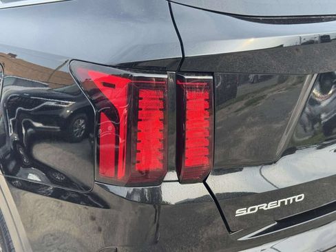 Used 2023 Kia Sorento EX AWD/4WD image 9