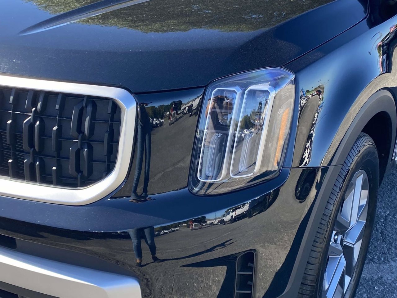 Used 2024 Kia Telluride LX AWD/4WD image 4
