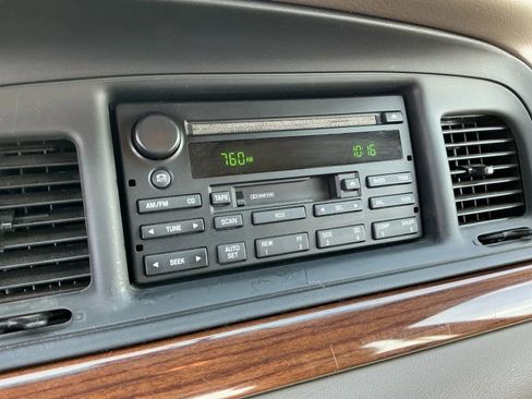 Used 2003 Ford Crown Victoria LX image 28