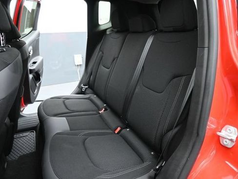Used 2023 Jeep Renegade Latitude w/ Premium Group AWD/4WD image 17