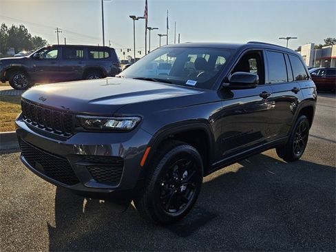 New 2025 Jeep Grand Cherokee Laredo image 3