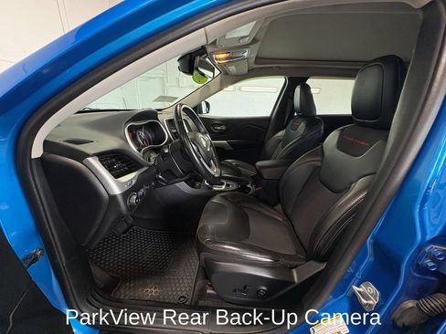 Used 2018 Jeep Cherokee Trailhawk w/ Comfort & Convenience Group AWD/4WD image 12