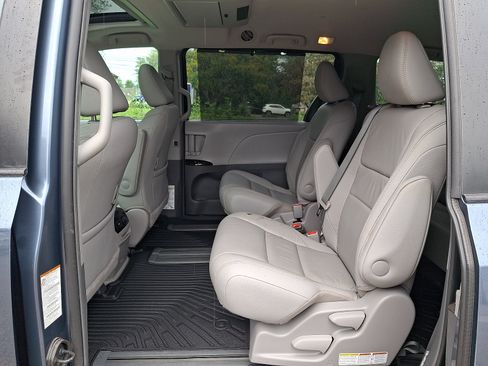 Used 2017 Toyota Sienna XLE Premium FWD image 11