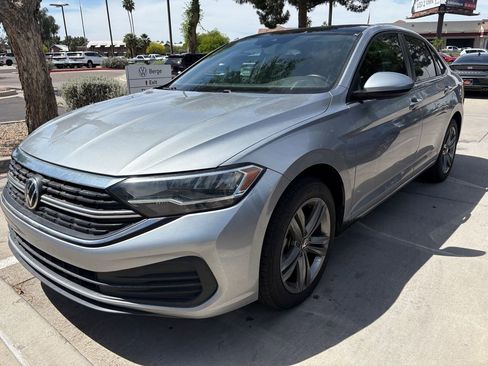 Used 2023 Volkswagen Jetta SE image 2