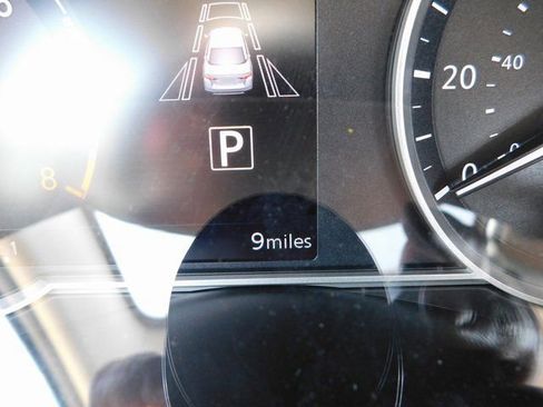 Used 2025 Nissan Versa SV w/ Trunk Package image 31